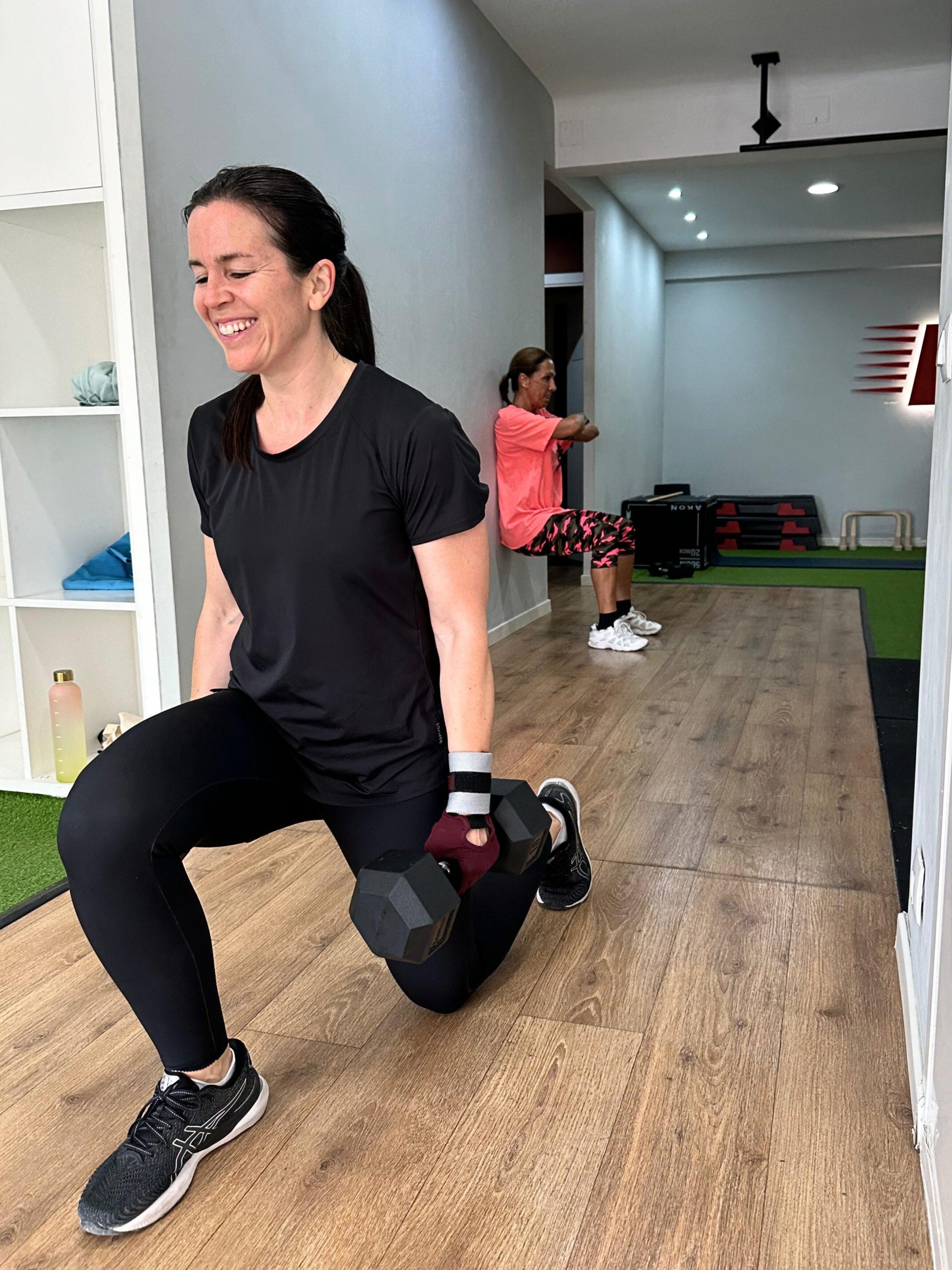 entrenamiento de fuerza mujer haciendo zancadas