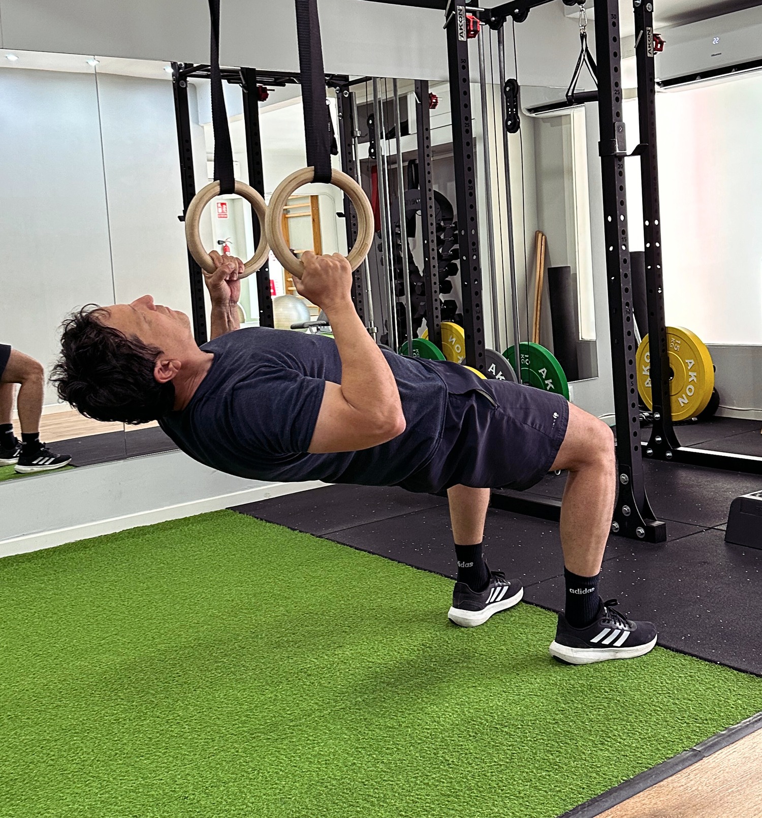 entrenamiento de fuerza hombre haciendo flexiones de brazos en anillas